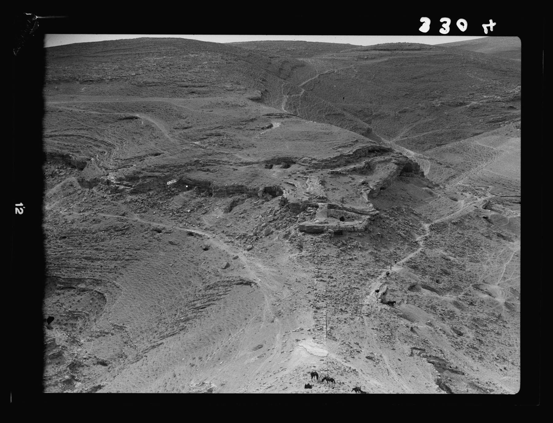 Photographie historique des ruines de Machéronte à l’est de la mer Morte.