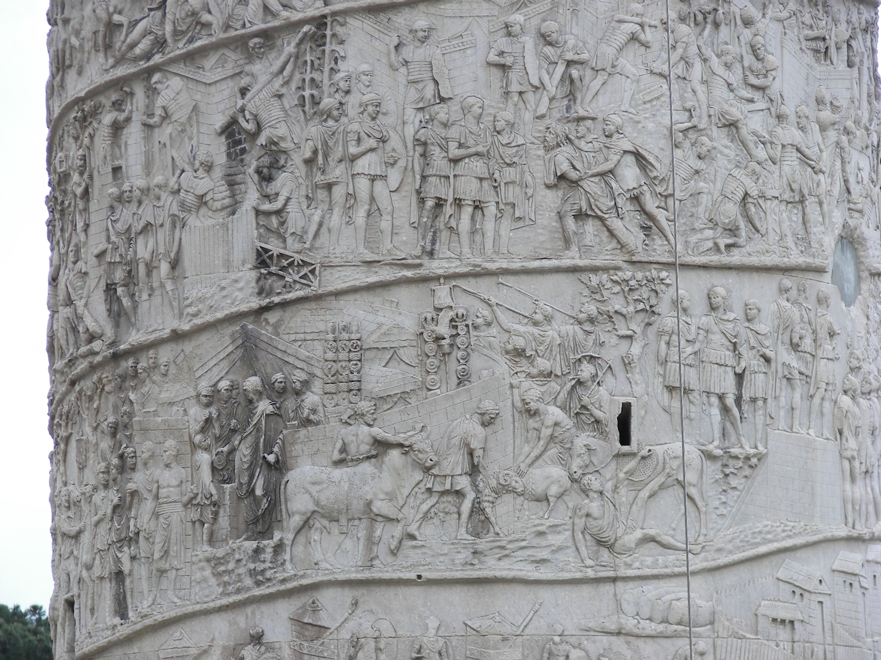 Reliefs de la colonne Trajane représentant soldats, équipements et scènes militaires romaines.