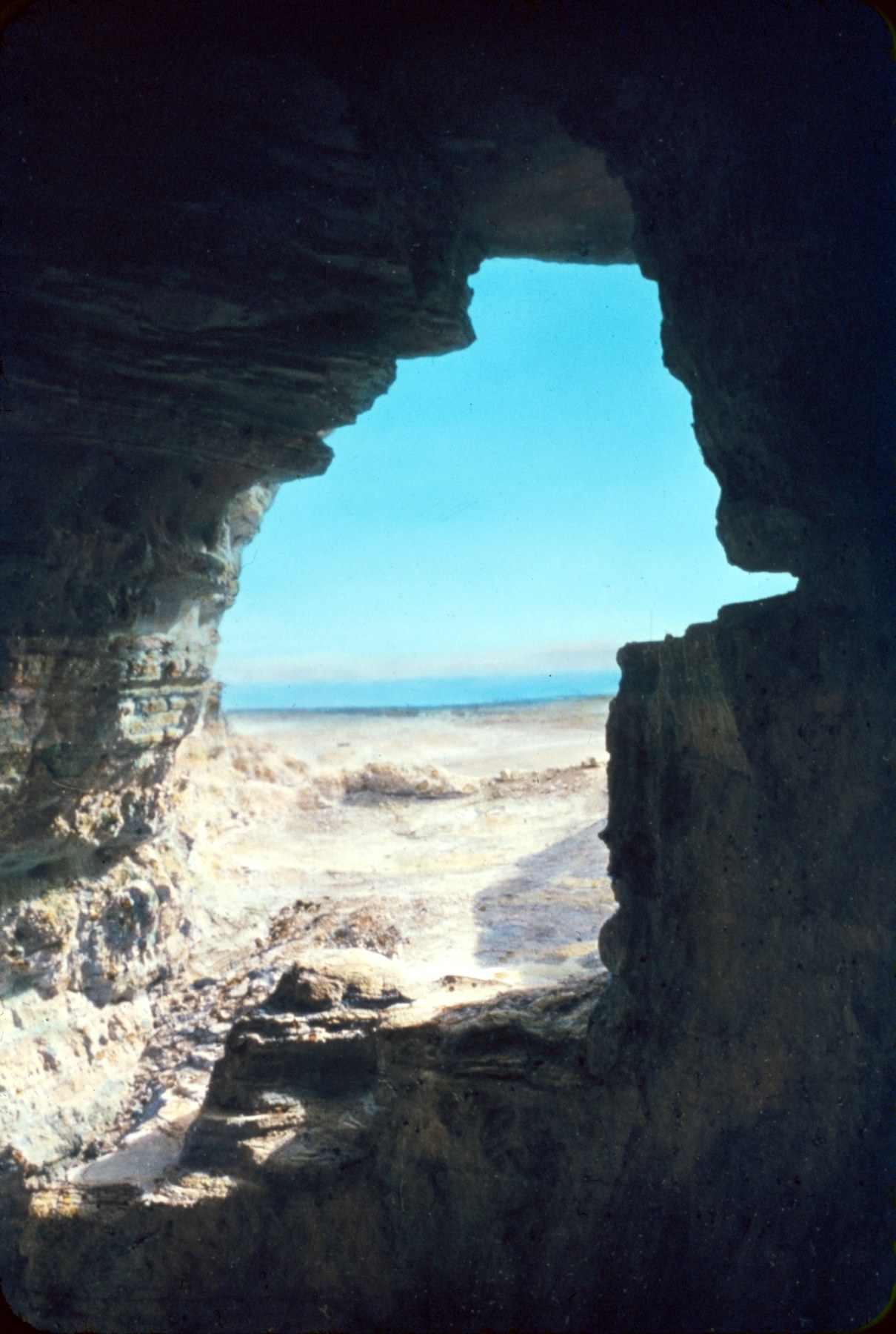 Vue prise depuis une grotte de Qumrân vers le désert et la mer Morte.