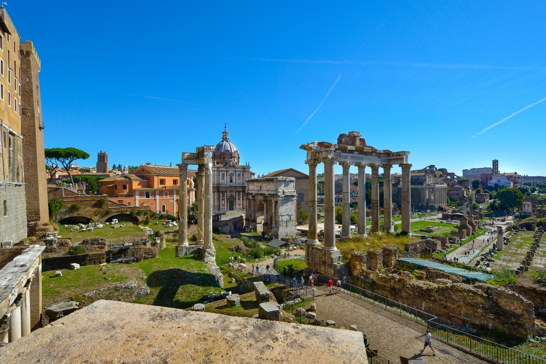 Vue du Forum romain et de ses vestiges monumentaux.