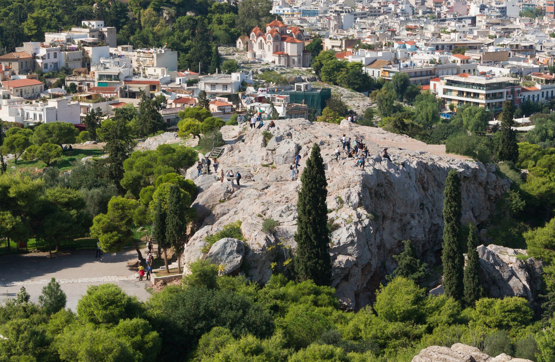 Vue de la colline de l’Aréopage à Athènes depuis l’Acropole.