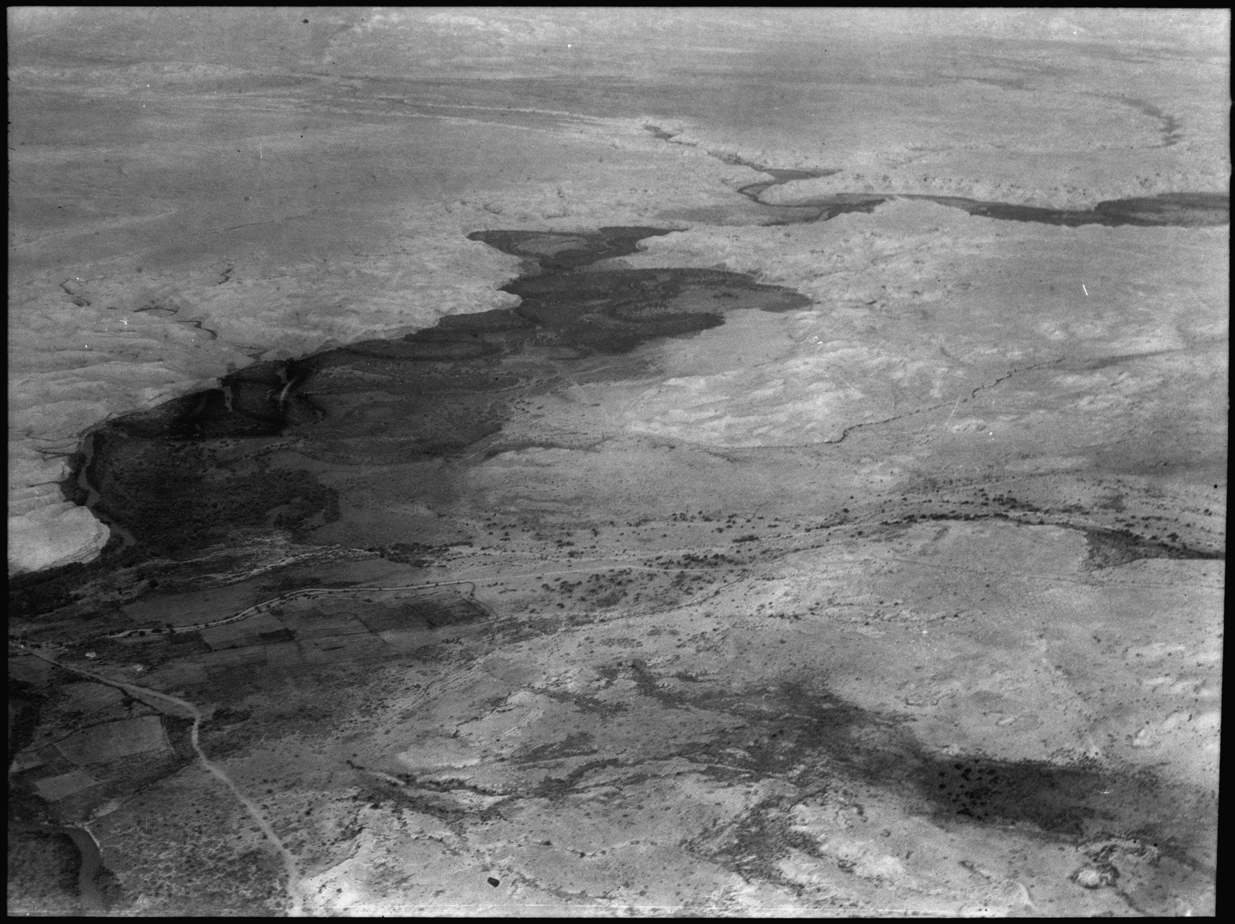 Vue aérienne du Jourdain et de sa vallée en 1931.