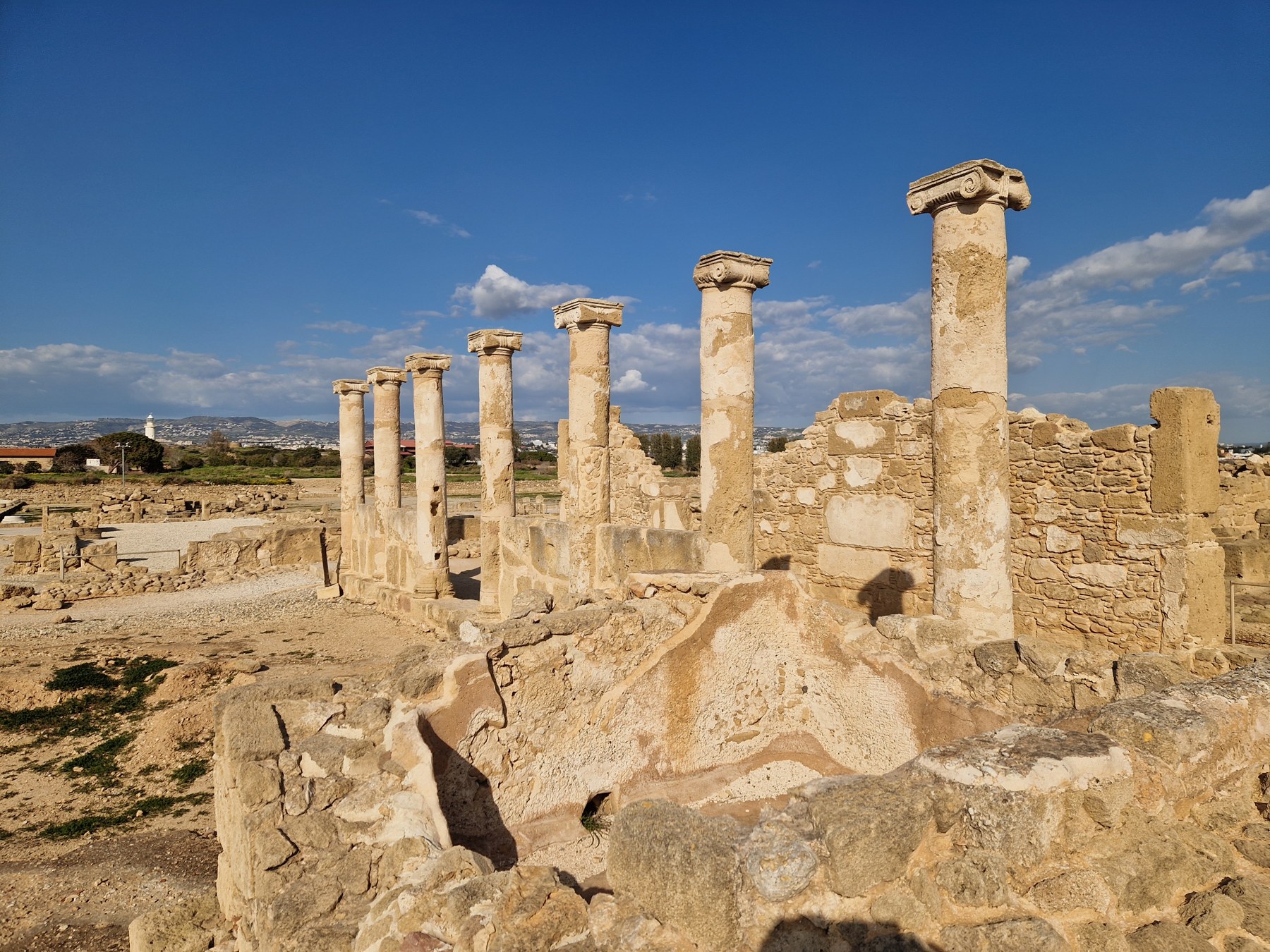 Vestiges monumentaux du parc archéologique de Nea Paphos à Chypre.
