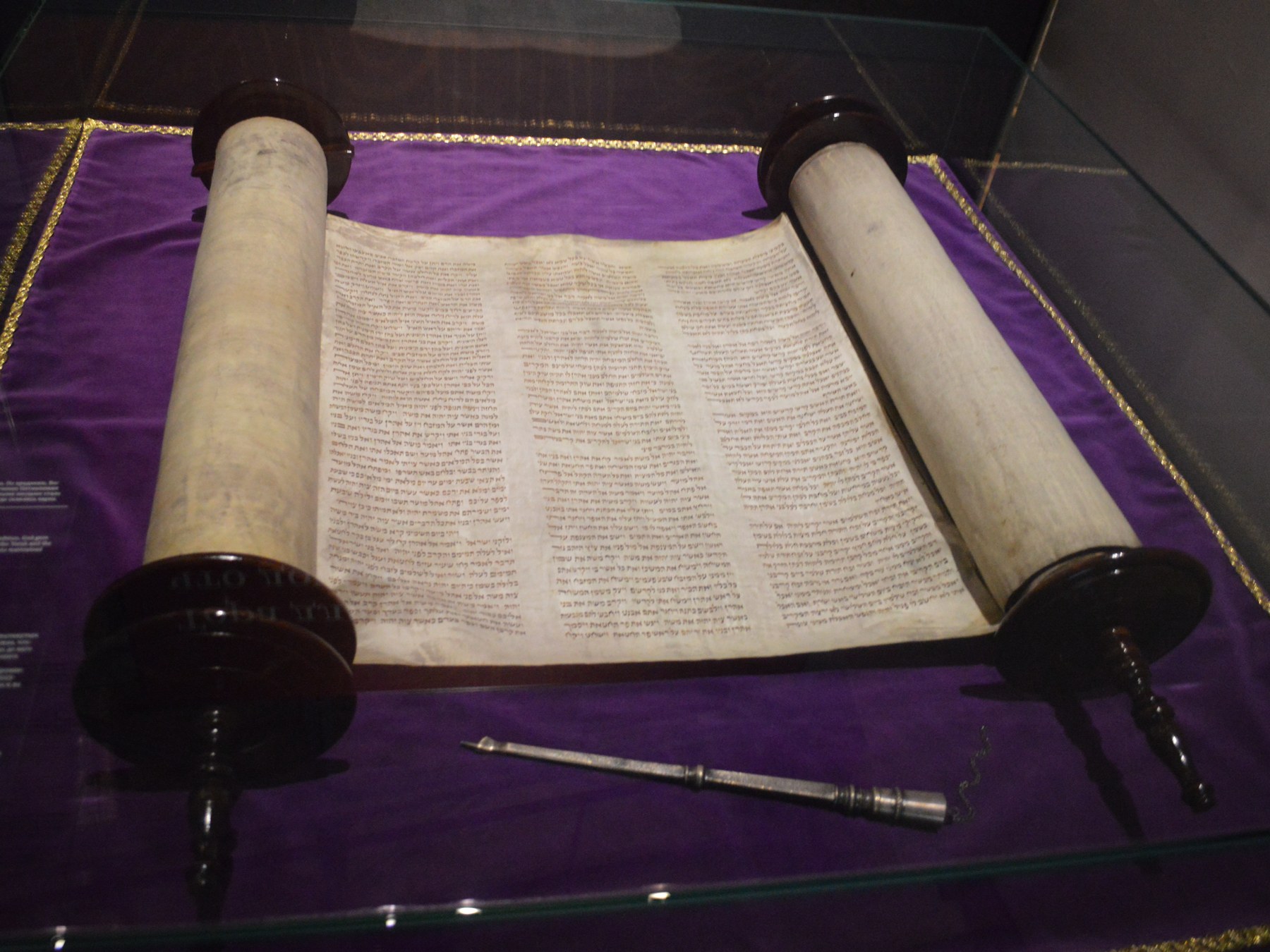 Rouleau de Torah sur parchemin conservé au Jewish Museum and Tolerance Center.